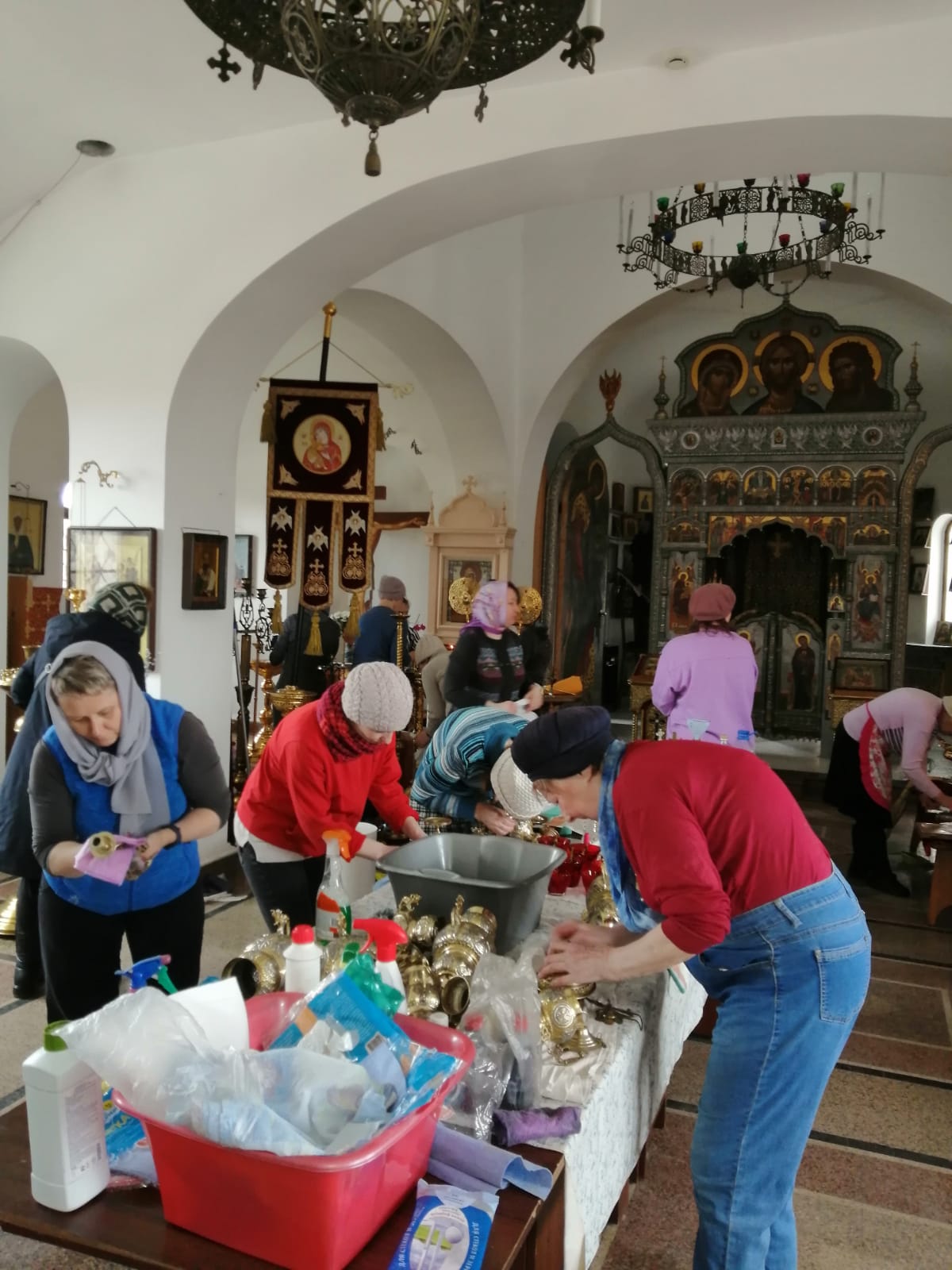 Генеральная уборка в храме к празднику Пасхи | Храм Всех святых в земле  Российской просиявших